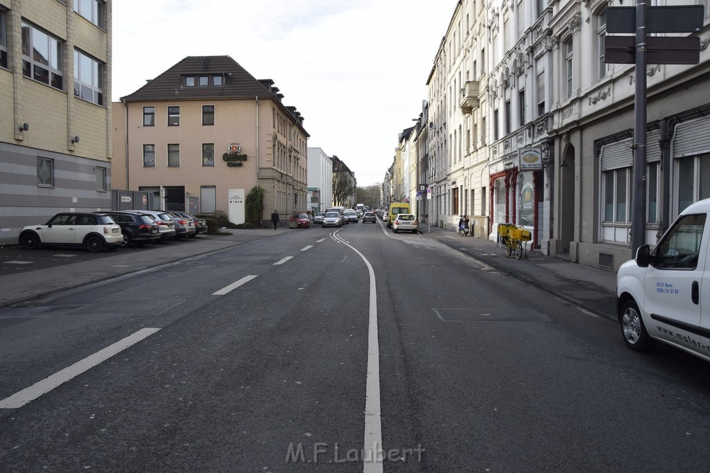 LKW gegen Bruecke wegen Rettungsgasse Koeln Muelheim P30.JPG - Miklos Laubert